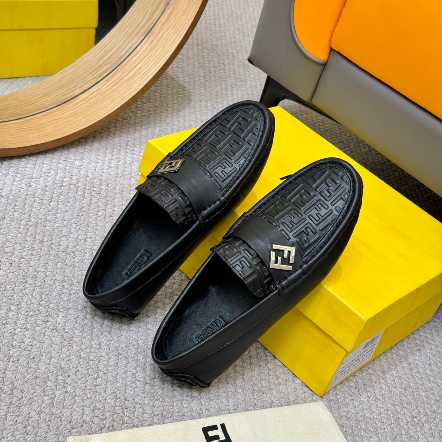 Men's shoes 💰420 [FENDI Fendi] 2⃣️0⃣️2⃣️5️⃣New Milan men's fashion lazy catwalk style ✅ fashionable casual beanie shoes, imported calfskin fabric, super smooth texture, sweat-absorbent and breathable, (sheepskin lining). Metal LOGO on the shoe body, Medusa avatar, irregular avatar, high-end craftsmanship logo✅ French Loft set foot design style 👟Low-key and elegant, great on-foot effect... Men's shoe size: 38-46 (4-12)